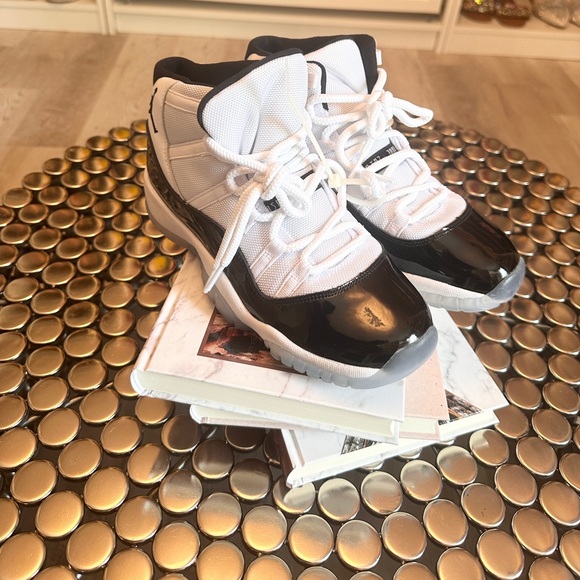 Air Jordan 11 Retro Concord 2018 GS Size 7Y in Women in Men